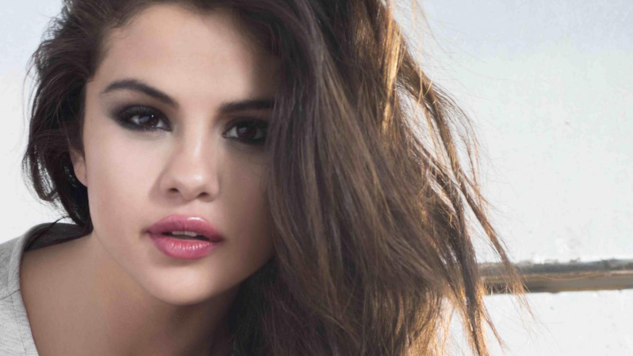 Gorgeous Selena Gomez Ultra Wide Wallpaper